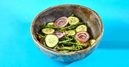 Petit pain brioché avec hareng pané et mayonnaise acidulée