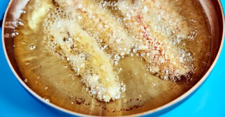 Petit pain brioché avec hareng pané et mayonnaise acidulée