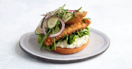 Petit pain brioché avec hareng pané et mayonnaise acidulée