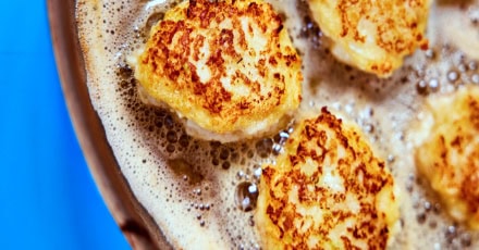 Fischbällchen mit Remouladensauce und Gurkenspaghetti