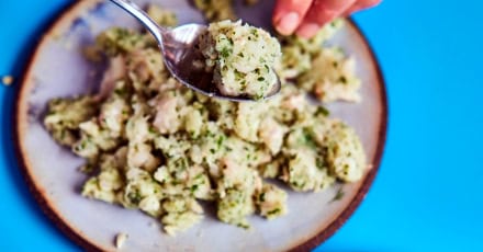 Fischklösschen mit Dilljoghurt und selbstgemachten Essiggurken