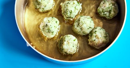 Fischklösschen mit Dilljoghurt und selbstgemachten Essiggurken