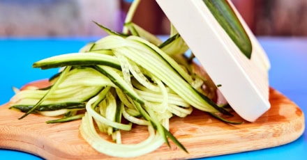 Fischbällchen mit Remouladensauce und Gurkenspaghetti