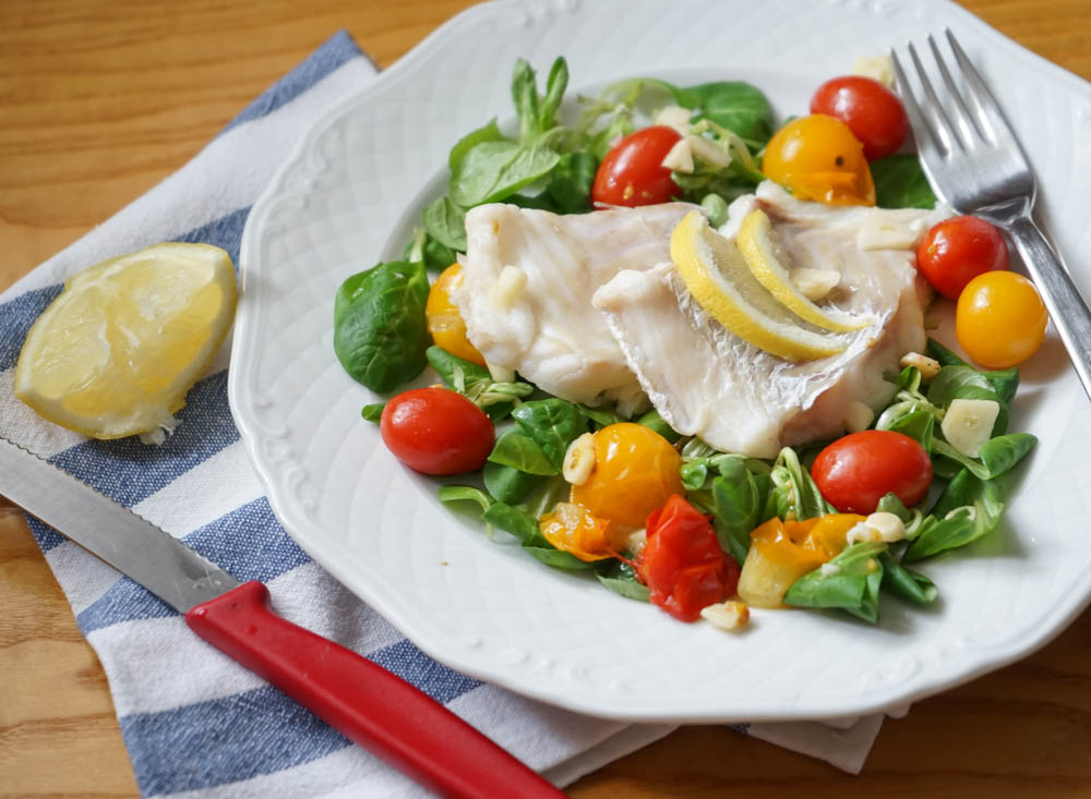 Gedünsteter Kabeljau mit karamellisierten Tomaten &amp; Feldsalat | Marine ...