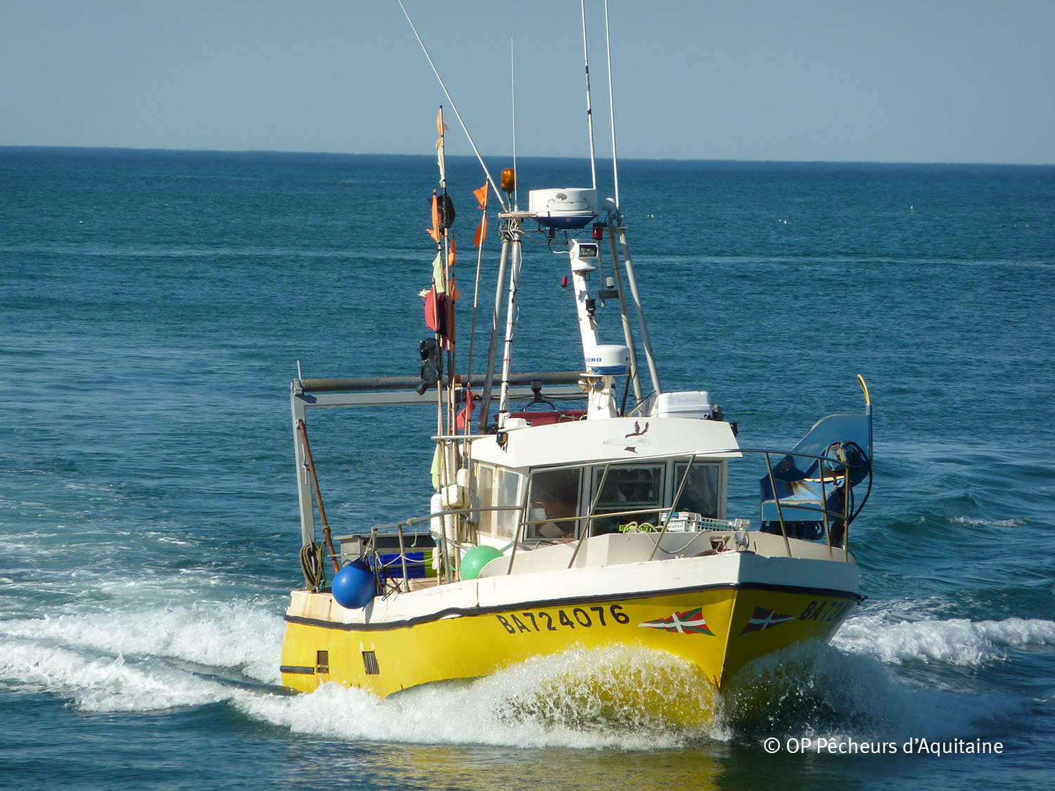 bateau de pêche rentrant au port