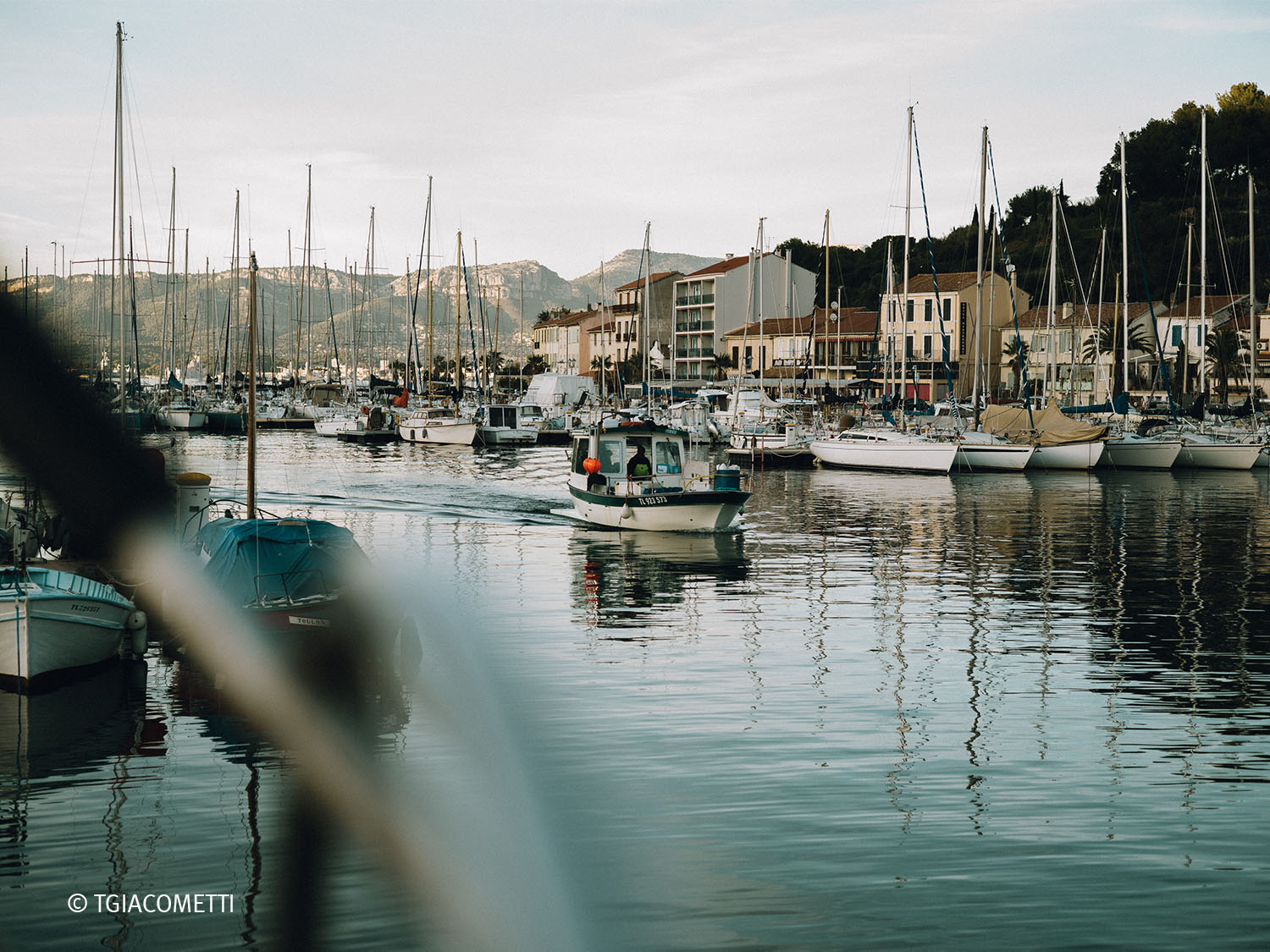 bateau de pêche rentrant au port