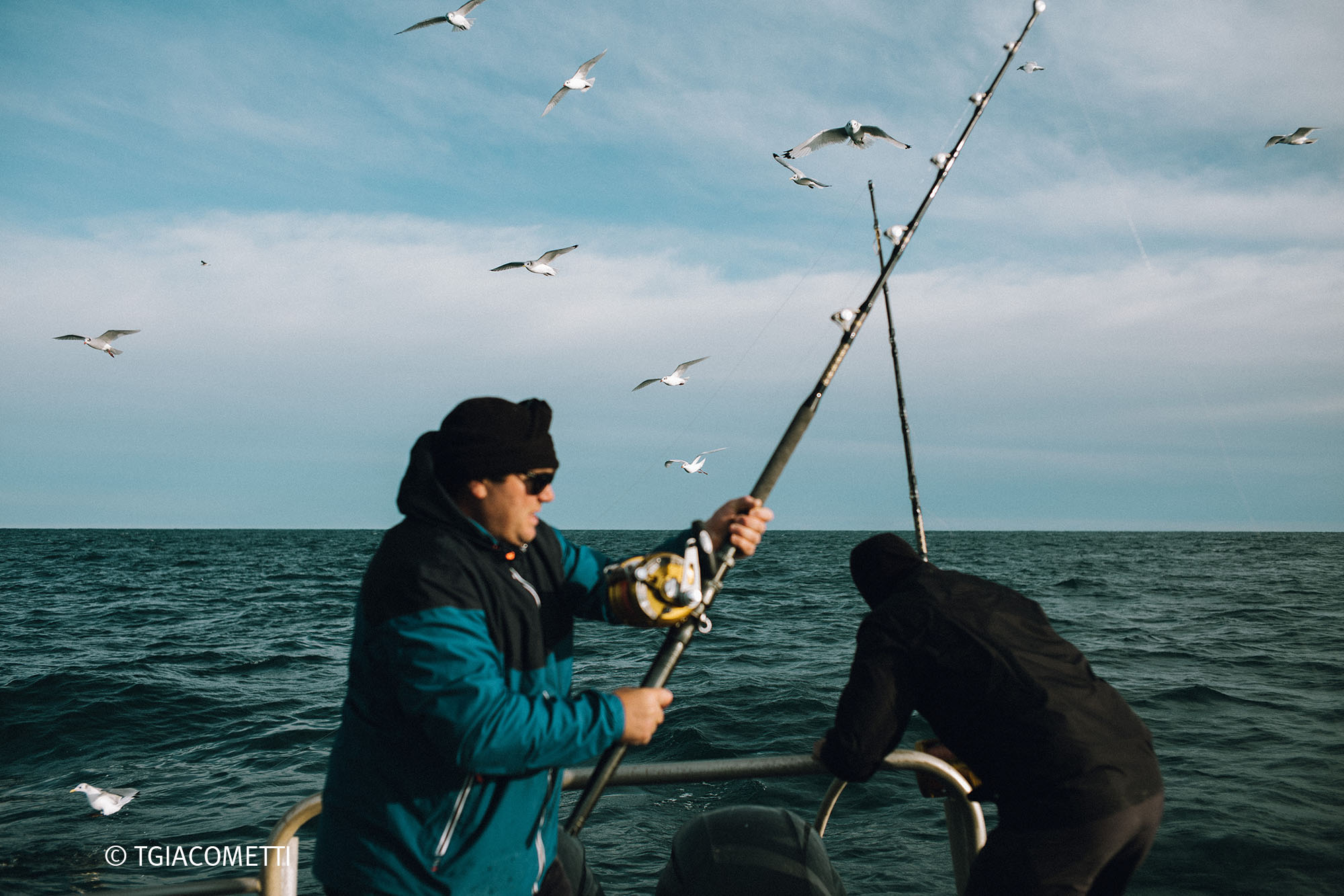 pêcheurs lançant sa canne à pêche