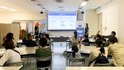 名古屋港水族館でのイベントで、日本のMSC認証取得漁業に関するクイズに参加者が答える様子