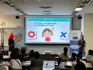 名古屋港水族館でのイベントで、ASC認証のカキに関するクイズを出題する様子